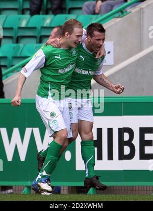 Liam Miller (à droite) d'Hibernian célèbre le but égalisateur lors du match de la première ligue écossaise de la banque Clydesdale à Easter Road, Édimbourg. Banque D'Images