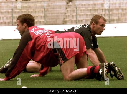 Gareth Southgate (devant) et Alan Shearer se préparent aujourd'hui (mardi) à une séance d'entraînement à Nantes en vue du premier match de l'Angleterre dans le Tournoi de France contre l'Italie demain. Photo EDI par Sean Dempsey/PA. Banque D'Images