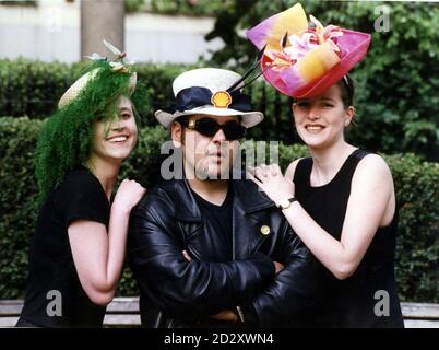 Joseph Kohn, 24 ans (au centre), modélise une de ses créations avec deux modèles. Joseph, dont la société, « Joseph Kohn Millinery » sur l'île de Wight, a été à la fin du « Jeune Entrepreneur de l'année 1997 » lors de la cérémonie de remise des prix Shell LiveWire Business Start-up Awards qui s'est tenue dans le centre de Londres la nuit dernière (3 juin). Avec une deuxième boutique ouvrant dans un avenir proche, Joseph fait également des commissions pour la télévision et le théâtre et a exporté à Paris et à New York. Photo PA. Banque D'Images