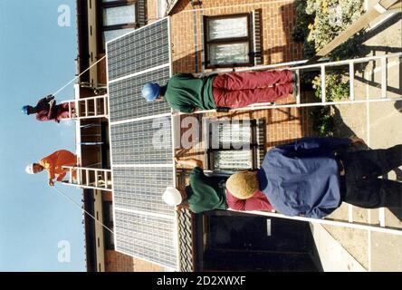 Une expérience prouve que les panneaux solaires réduisent les factures de carburant. L'énergie solaire est utilisée pour réduire les factures de carburant des familles à faible revenu. Trois maisons mitoyennes à Silvertown dans les Docklands de Londres ont été choisies pour être câblées pour montrer que les panneaux solaires peuvent produire de l'électricité dans les maisons ordinaires. * faire une économie de 60 par ménage sur les factures d'électricité. Banque D'Images