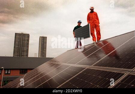 L'expérience prouve que les panneaux solaires réduisent les factures de carburant.L'énergie solaire est utilisée pour réduire les factures de carburant des familles à faible revenu.Trois maisons mitoyennes à Silvertown dans les Docklands de Londres ont été choisies pour être câblées pour montrer que les panneaux solaires peuvent produire de l'électricité dans les maisons ordinaires, ce qui fait une économie de 60 par ménage sur les factures d'électricité.Voir PA Story/ENVIRONMENT Solar. Banque D'Images