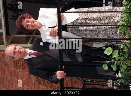 Peter Lilley, candidat à la direction du Parti conservateur, avec Gillian Shepperd devant le St Stephen's Constitution Club de Londres ce soir (lundi). Les membres du parti votent demain au premier tour pour tenter de choisir le successeur de John Major. Voir PA Story POLITIQUE leader conservateur. Photo de Tony Harris/PA. Banque D'Images