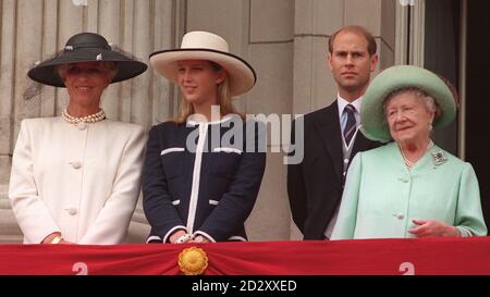 Les membres de la famille royale attendent le flicast pendant le Trooping la couleur, depuis le balcon de Buckingham Palace aujourd'hui (samedi). De gauche à droite : la princesse Michael de Kent, sa fille Lady Gabriella Windsor, le prince Edward et la reine mère. Voir PA Story ROYAL Trooping.WPA Rota photo de John Stillwell/PA Banque D'Images