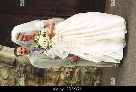 Le footballeur d'Angleterre Gareth Southgate avec sa mariée Alison Bird après leur mariage à l'église paroissiale de Saint Nicholas, Worth, Crawley aujourd'hui (dimanche). Voir PA Story MARIAGE Southgate. Photo de Tim Dickinson. Banque D'Images