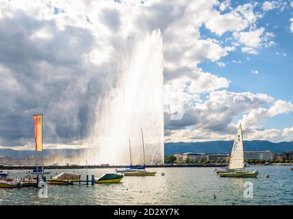 Le Jet d'eau dans la baie de Genève, en Suisse, le jet d'eau de 140 mètres de haut sur le lac Léman, emblème de la ville, en fin d'après-midi de tempête. Banque D'Images