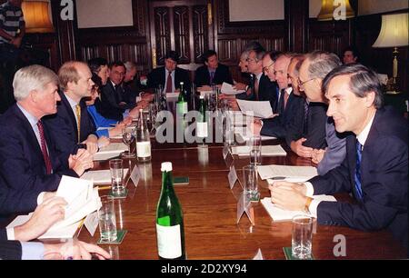 Le Cabinet fantôme se réunit aujourd'hui au bureau du leader conservateur William Hague à la Chambre des communes (Weds). (l/r horaire) Lord Parkinson, William Hague, Gillian Shephard, Lord Cranborne, David Curry, Iain Duncan-Smith, Lord Strathclyde, James Arbuthnot, John Maples, David Heathcoat-Amory, Sir Norman Fowler, Michael Howard, Peter Lilley, Brian Mahwinney, Sir George Young et John Redwood. Photo de Sam Pearce. Voir PA Story POLITICS Tory. PHOTO DE LA PISCINE. Banque D'Images