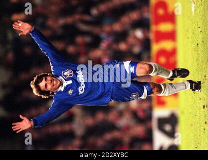 Library filer de Gianfranco Zola de Chelsea, daté du 19/3/97. Le maestro italien a été nommé aujourd'hui (samedi) « footballeur de l'année » par l'Association des écrivains de football. Cet homme de 30 ans a eu un impact spectaculaire sur le match anglais, notamment en atteignant la finale de la coupe FA avec Chelsea. Il suit Jurgen Klinsmann (1995) en Allemagne et eric Cantona (1996) en prenant le vote fort de 350. La remise du prix au Royal Lancaster Hotel de Londres aura lieu une semaine jeudi prochain. Photo de Stefan Rousseau/PA. Banque D'Images