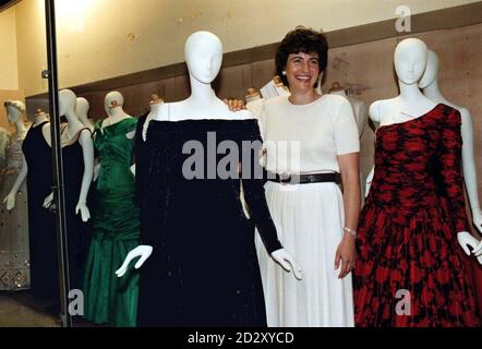 Diana's Dresses: Donna Coffin de Chicago avec la robe de la collection de Diana Princess of Wales qu'elle a réussi à offrir 13835 $ à la vente aux enchères de charité Christie à New York hier soir (Wed). La robe, une robe de soirée de longue durée en velours violet concassé, a été conçue par Bruce Oldfield . Photo de Stefan Rousseau/PA Banque D'Images