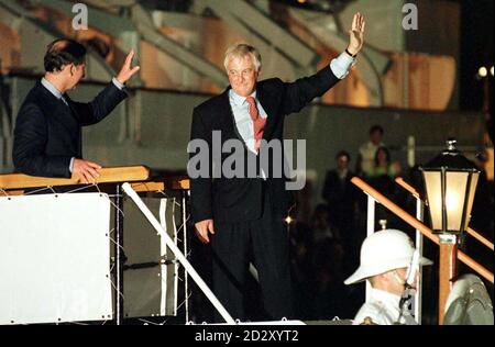 30 JUIN : ce jour de 1997, le gouverneur de Hong Kong, Chris Patten part le dernier jour de la domination britannique. Le prince de Galles et l'ancien gouverneur Chris Patten, se délaient de la planche de gang du yacht royal Britannia juste avant leur départ de Hong Kong. Banque D'Images