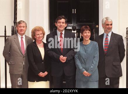 De gauche à droite: Geoffrey Robinson, Paymaster General; Helen Liddell, Economic Secretary; Gordon Brown,Chancelier de l'Échiquier; Dawn Primaralo, secrétaire financière et Alistair Darling, secrétaire en chef.L'équipe complète des ministres du Trésor à l'extérieur de la rue Downing no 11 aujourd'hui (Tues) où ils ont révélé la nouvelle façon du gouvernement de présenter le budget aux gens ordinaires.Tout le monde aura la chance de recevoir des informations compréhensibles sur les politiques économiques du chancelier en envoyant une demande au Trésor pour le guide de style "facile" budget.M. Brown livrera le premier Labou Banque D'Images