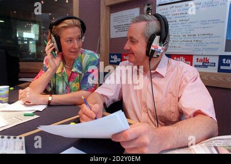 Neil Hamilton, ex-député de Tatton, Cheshire, et l'épouse Christine écoutent les appelants lors d'une conversation téléphonique sur Talk radio, à Oxford St, à Londres, aujourd'hui (lundi). *21/12/2000 l'ancien député Tory a perdu son appel contre l'argent écrasant de l'année dernière pour des questions de défaite de diffamation. La décision intervient un an après un violent concours de cinq semaines devant la haute Cour contre le patron de Harrods, Mohamed Al Fayed, qui a laissé l'ancien député de Tatton avec une facture estimée à 2 millions de frais. Il cherchait également à changer l'ordre des coûts paralysants, ce qui signifie qu'il est confronté à une faillite imminente. Banque D'Images