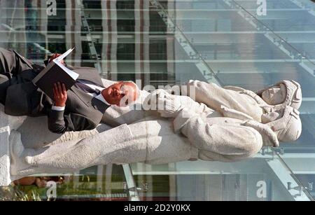 Le directeur général de British Airway, David Hyde, se trouve devant une statue des célèbres pilotes trans-atlantiques, Allcock et Brown, à l'aéroport d'Heathrow aujourd'hui (mercredi). M. Hyde devait faire face à un horaire de vol perturbé alors que certains membres de l'équipage de cabine de la société se sont lancés dans une grève de trois jours ce matin. Bien que M. Hyde ait déclaré que de plus grands effectifs d'équipiers se déclamaient en service que prévu, des milliers de voyageurs avaient encore eu leurs plans de voyage perturbés, car la grève de 72 heures a laissé des dizaines de vols annulés. La dispute amère sur les salaires a déjà forcé BA à en hacher 69% Banque D'Images