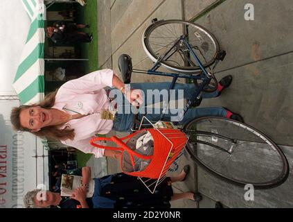 Tiggy Legge-Bourke, ancienne nounou royale et fan de sports de campagne, arrive aujourd'hui (jeudi) à Hyde Park à Londres pour participer à un rassemblement de protestation contre les lois anti-chasse. Mlle Legge-Bourke, qui dit qu'elle participe à des sports de campagne, se joindra à des milliers d'autres partisans qui craignent qu'un projet de loi d'initiative parlementaire visant à interdire la chasse avec des huits ne mène à l'interdiction d'un radeau d'autres activités rurales. Voir responsable de recherche DE L'ENVIRONNEMENT de l'histoire PA. Photo de David Cheskin/PA Banque D'Images