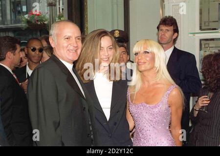 L'actrice Greta Scaachi (C) en compagnie du designer de mode Gianni Versace et de sa sœur Donatella à la boutique Versace, Old Bond Stret, Londres, pour une fête à l'aide de la Elton John AIDS Foundation.* 15/7/97 le designer de mode Gianni Versace, a été tué dans un trajet en tirant en Floride, selon des rapports.On dit qu'il a été abattu alors qu'il a quitté une villa à South Beach, à Miami. Banque D'Images