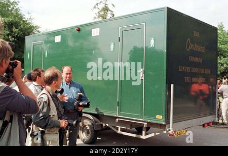 Les toilettes portatives arrivent à Highgrove House, près de Tetbury, Gloucestershire aujourd'hui (vendredi) le lieu de la fête d'anniversaire de Camilla Parker Bowles. Photo Jay Williams/PA Banque D'Images