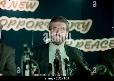 Le président de Sinn Feinn, Gerry Adams, s'exprime aujourd'hui (samedi) lors d'un rassemblement à Belfast à la suite de l'annonce d'un cessez-le-feu de l'IRA, à partir de midi demain. M. Adams a vivement salué l'IRA et a déclaré que les républicains n'abandonneraient jamais la lutte pour une irlande unie. Voir les histoires de PA Ulster IRA cessez-le-feu. Photo PA Banque D'Images