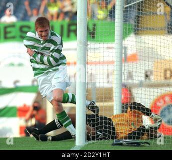 Tommy Johnson célèbre le deuxième but du Celtic alors qu'il bat le gardien Inter Cable-tel Marty Ellacott lors du match de la coupe UEFA à Cardiff ce soir (mercredi). Photo Barry Batchelor/PA. Banque D'Images