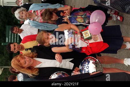 La duchesse de York avec ses filles les Princesses Beatrice (à gauche) et Eugénie, lors du tournoi de golf caritatif d'aujourd'hui (lundi) en faveur de la maladie des motoneurones, au parcours de golf de Wentworth à Surrey. Voir PA Story ROYAL York. Photo de John Stillwell. Banque D'Images