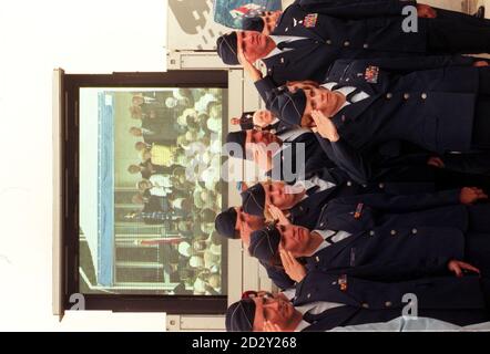 Le personnel de l'American Air Force salue la reine Elizabeth II (visible sur l'écran vidéo derrière eux) alors qu'elle ouvre aujourd'hui le Musée de l'air américain à Duxford (vendredi). Rota Picture par Chris Harris/Times. Banque D'Images