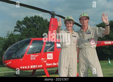 La grand-mère britannique Jennifer Murray célèbre avec le co-pilote Quentin Smith la fin de son vol en hélicoptère record du monde entier.Jennifer, âgée de 57 ans, et Quentin débarquèrent à Durdent court, Denham, Buckinghamshire, pour être rencontré par la duchesse de York, après 97 jours et 30,000 milles, dans 26 pays.27/01/03 Quentin Smith avec Steve Brooks, deux hommes britanniques attendent leur sauvetage dans les eaux glacées de l'Antarctique après que leur hélicoptère ait été largué dans la mer.M. Brooks, 42 ans, promoteur immobilier de Londres, et M. Smith, 40 ans, entraîneur de vol en hélicoptère, également de Londres, étaient beli Banque D'Images