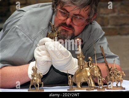 Martin Hinchcliffe, conservateur au Musée national de l'Armée, prépare des bronzes qui font partie d'une nouvelle exposition majeure « les solders du Raj » : l'Armée indienne 1600-1947, qui ouvre au musée Chelsea le vendredi 15 août, marquant ainsi le 50e anniversaire de l'indépendance de l'Inde et du Pakistan. Photo de Sean Dempsey/PA Banque D'Images