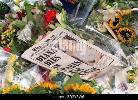 Le titre tragique sur le Mail du dimanche se trouve parmi les centaines de bunches de fleurs laissées à l'extérieur des portes du Palais de Kensington à Londres - Diana, résidence officielle de la princesse de Galles. La princesse a été tuée avec son ami Dodi Fayed et leur chauffeur quand leur voiture a été impliquée dans un accident de voiture à grande vitesse à Paris. Banque D'Images