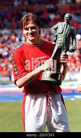 David Beckham de Manchester United reçoit son prix du joueur de l'année de Manchester United, une statue du regretté Sir Matt Busby, avant le match contre Coventry City à Old Trafford. Banque D'Images