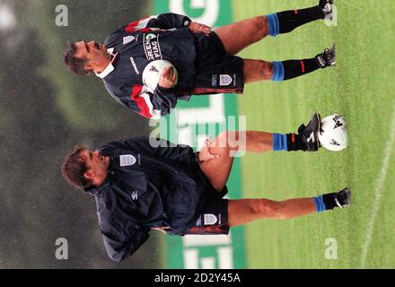 L'entraîneur d'Angleterre Glenn Hoddle (à gauche) et son homme de droite John Gorman pendant l'entraînement à Bisham Abbey Today (Weds) pour la coupe du monde de la semaine prochaine avec la Moldavie.Voir PA Story SOCDER England.Photo de David Giles. Banque D'Images