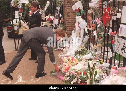 Le Prince William place un bouquet de fleurs avec les centaines d'hommages déjà déposés à l'extérieur de sa mère - Diana, princesse de Galles - résidence officielle au Palais de Kensington à Londres . Le prince était arrivé à Londres de Balmoral pour les funérailles de la princesse à l'abbaye de Westminster. Banque D'Images