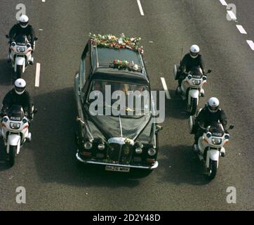 Le cortège funéraire de la princesse Diana sur la M1 à Toddington Bedfordshire sur la route de la maison d'Althorp. Banque D'Images