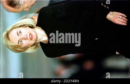 hillary Clinton, épouse du président américain Bill Clinton, arrive à l'aéroport d'Heathrow ce matin (samedi) pour les funérailles de Diana, princesse de Galles. Banque D'Images