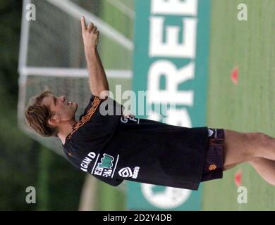 L'entraîneur d'Angleterre Glenn Hoddle, pendant l'entraînement à l'abbaye de Bisham cet après-midi (jeudi), avant le clash de la coupe du monde de la semaine prochaine avec la Moldavie. Photo par Adam Butler/PA/EDI. Banque D'Images