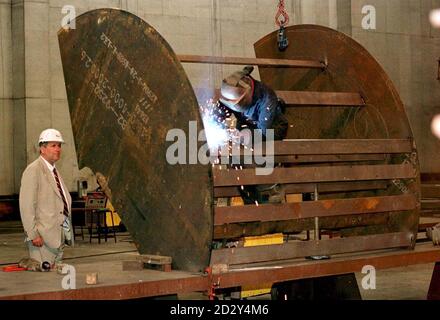 Martin Bell, député indépendant de Tatton, se penche aujourd'hui (jeudi) sur le dispositif de déminage de Cyclops Works à Sheffield. Photo de Paul Barker/PA. Regardez l'histoire des PA Banque D'Images