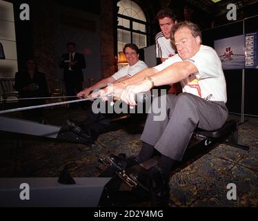 Le ministre des Sports Tony Banks (à droite), lors d'un match d'aviron avec le ministre australien des Sports Warwick Smith (à l'extrême gauche), lors du lancement des drapeaux des Jeux Olympiques et Paralympiques de Sydney, officiellement exposés à l'extérieur de l'Australia House aujourd'hui (jeudi).Photo de Sean Dempsey.REGARDEZ L'HISTOIRE DES PA. Banque D'Images