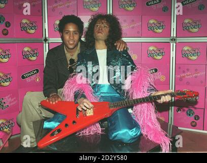 Rolan Bolan se présente face à face avec une image en cire de son père, Mark Bolan, star du rock des années 70, dans le hall de la renommée du Rock Circus de Piccadilly à Londres. * 13/9/02: Un buste en bronze grandeur nature du roi Marc Bolan de glam fut dévoilé aujourd'hui pour marquer le 25e anniversaire de sa mort. Son fils Rolan dévoilait le buste aux Memorial Gardens à quelques mètres de l'arbre où le préhomme T.Rex a été tué dans un accident de voiture à Barnes, dans le sud-ouest de Londres. Le frère de Bolan, Harry Feld, et les anciens bandits, Mickey Finn et Paul Fenton, devaient y assister. Banque D'Images