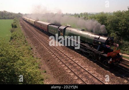 Le « Flying Scotsman » siffle dans la campagne de l'Oxfordshire. 25/9/97: Conçue par Sir Nigel Gresley, une plaque commémorative a été placée sur le bâtiment de la gare de Kings Cross. 14/4/99: Loco de retour en affaires après un programme de restauration de 3 ans, 1 M. * le loco de 160 tonnes, le premier à atteindre 100mph, était en morceaux dans un hangar avant le début de la restauration. Maintenant Flying Scotsman sera à court de Kings Cross à Londres le 4 juillet sur un voyage de 350-par-tête à York - le début des services réguliers de la ligne principale de charter. Banque D'Images