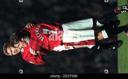 Paul Scholes, le buteur de but de Man Utd, obtient un hug de David Beckham après son premier demi-égaliseur contre Chelsea. Pic Dave Kendall./PA Banque D'Images