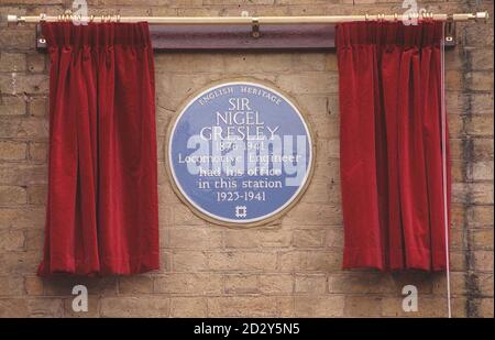 La plaque commémorative bleue du patrimoine national a été dévoilée aujourd'hui (mercredi) sur le bâtiment où Sir Nigel Gresley, le mécanicien et concepteur du célèbre « Flying Scotsman », a eu ses bureaux pendant près de vingt ans. Photo de Ben Curtis/PA Banque D'Images