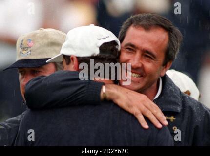 Alors que la pluie commence à tomber à Valderrama European Ryder Cup, le capitaine de l'équipe Severiano Ballesteros prend le pas sur son joueur Costantino Rocca le 16, alors qu'il bat les USA Tiger Woods 4 et 2 dans leur match de célibataires aujourd'hui (dimanche). Photo par Rebecca Naden/PA Banque D'Images