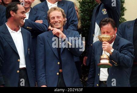 Coupe Ryder européenne le capitaine Severiano Ballesteros (à gauche) partage une blague avec Bernhard Langer (au centre) tandis que Ian Woosnam boit du champagne de la coupe Ryder après que les Européens ont conservé le trophée à Valderrama aujourd'hui (dimanche). Photo par Rebecca Naden/PA. Banque D'Images