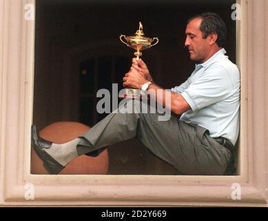 Le capitaine européen Seve Ballesteros a remporté le trophée de la Ryder Cup au pavillon de Valderrama ce matin (lundi), après que son équipe ait vaincu les Américains. Photo par Rebecca Naden/PA Banque D'Images