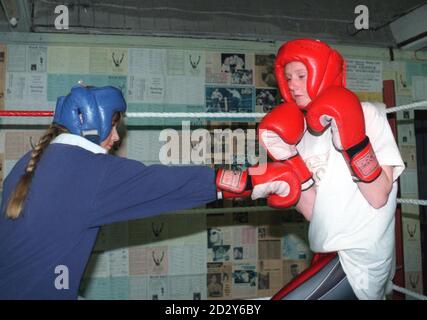 Récemment fileuse de Dawn North (à gauche) et Emma Brammer, de Stoke, lors d'une séance de sparring. L'histoire du sport devrait être controversée lorsque deux écolières de 13 ans, Emma Brammer et Andrea Prime, sont entrés dans le ring pour un match amateur à trois tours à la discothèque Kay's, Stoke-on-Trent, en octobre 1997. L'événement a été sanctionné par l'Association amateur de boxe et est autorisé en vertu de nouvelles règles qui sont entrées en vigueur le 1er octobre - auparavant, les boxeurs féminins étaient autorisés à se escadre les uns avec les autres dans les gymnases supervisés. Le combat a été reporté quand Emma p Banque D'Images