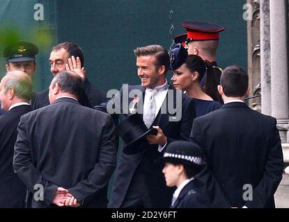 David et Victoria Beckham arrivent à l'abbaye de Westminster avant le mariage entre le prince William et Kate Middleton. Banque D'Images