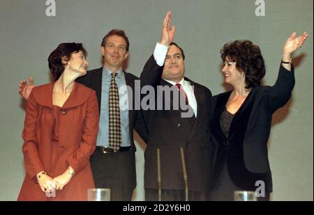 Les chefs syndicaux et les épouses branle Au revoir à la fin de la conférence du parti de cette année, à Brighton. De gauche à droite : Cherie Booth, PM Tony Blair, PM adjoint John Prescott et épouse Pauline. Photo de Fiona Hanson/PA Banque D'Images