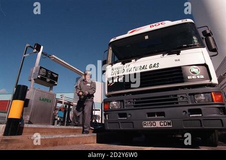 La première flotte britannique de HVG fonctionnant au gaz liquide a frappé la route - et ils sont 25% plus propres que leur équivalent deisel. BOC distribution Services et Marks and Spencer ont dévoilé le nouveau visage écologique de l'industrie logistique, lors du lancement de la nouvelle flotte de véhicules lourds du pays propulsés par le gaz naturel liquéfié. Sur la photo, le conducteur Ian Coleman remplit son HGV avec du gaz naturel. Banque D'Images