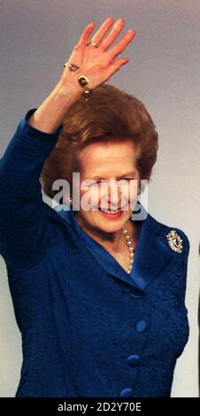 L’ancienne première ministre, la baronne Thatcher, se fait une vague devant les foules enthousiastes alors qu’elle marche aujourd’hui (jeudi) à la conférence du Parti conservateur dans les jardins d’hiver de Blackpool. Photo de David Cheskin/PA Banque D'Images