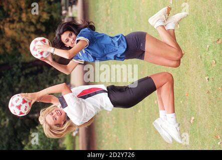 Mlle les candidats du monde Miss Angleterre Vicki-Lee Walberg (à gauche) et Miss Italie Irene Lippi, à Londres aujourd'hui (jeudi), pour montrer leur soutien à leurs équipes nationales, qui se rencontrent dans un qualifications de coupe du monde à Rome samedi. Photo de Stefan Rousseau/PA Banque D'Images