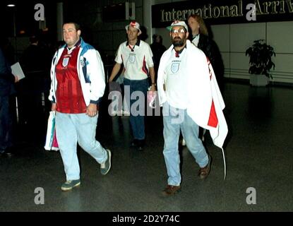 Les fans d'Angleterre arrivent à l'aéroport de Gatwick tôt ce matin (dimanche) après avoir vu leur équipe jouer contre l'Italie dans un qualificateur de coupe du monde hier soir. L'Angleterre a obtenu 0-0 avec l'Italie mais en raison de victoires antérieures, l'Angleterre a terminé en tête du Groupe 2 et a réservé leur place dans la finale de la coupe du monde. Photo de Tim Ockenden/PA Banque D'Images