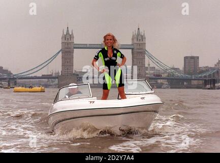 Page trois modèle Melinda Messenger, vêtu d'une combinaison sur mesure, fait le surf devant le célèbre Tower Bridge au-dessus de la Tamise à Londres aujourd'hui (jeudi) pour lancer le nouveau jeu vidéo Sony Play Station, Rapid Racer. Photo de Michael Stephens/PA Banque D'Images