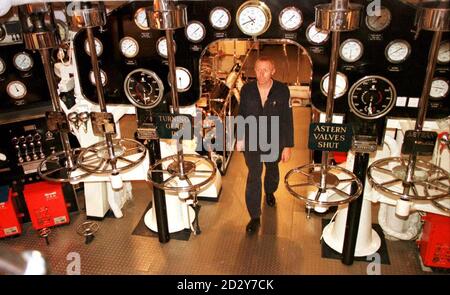 Ginge Charman dans la salle des machines du Royal Yacht Britannia à Portsmouth aujourd'hui (vendredi). Le yacht est actuellement en préparation pour sa dernière tournée avant qu'elle soit finalement désaffectée après 43 ans de service. Son voyage de cinq semaines, qui commence le lundi (octobre 20), permettra d'inculquer des appels dans huit ports britanniques et des fonctions à bord avec des membres de la famille royale. Voir PA Story ROYAL Yacht. Photo de Tim Ockenden/PA Banque D'Images